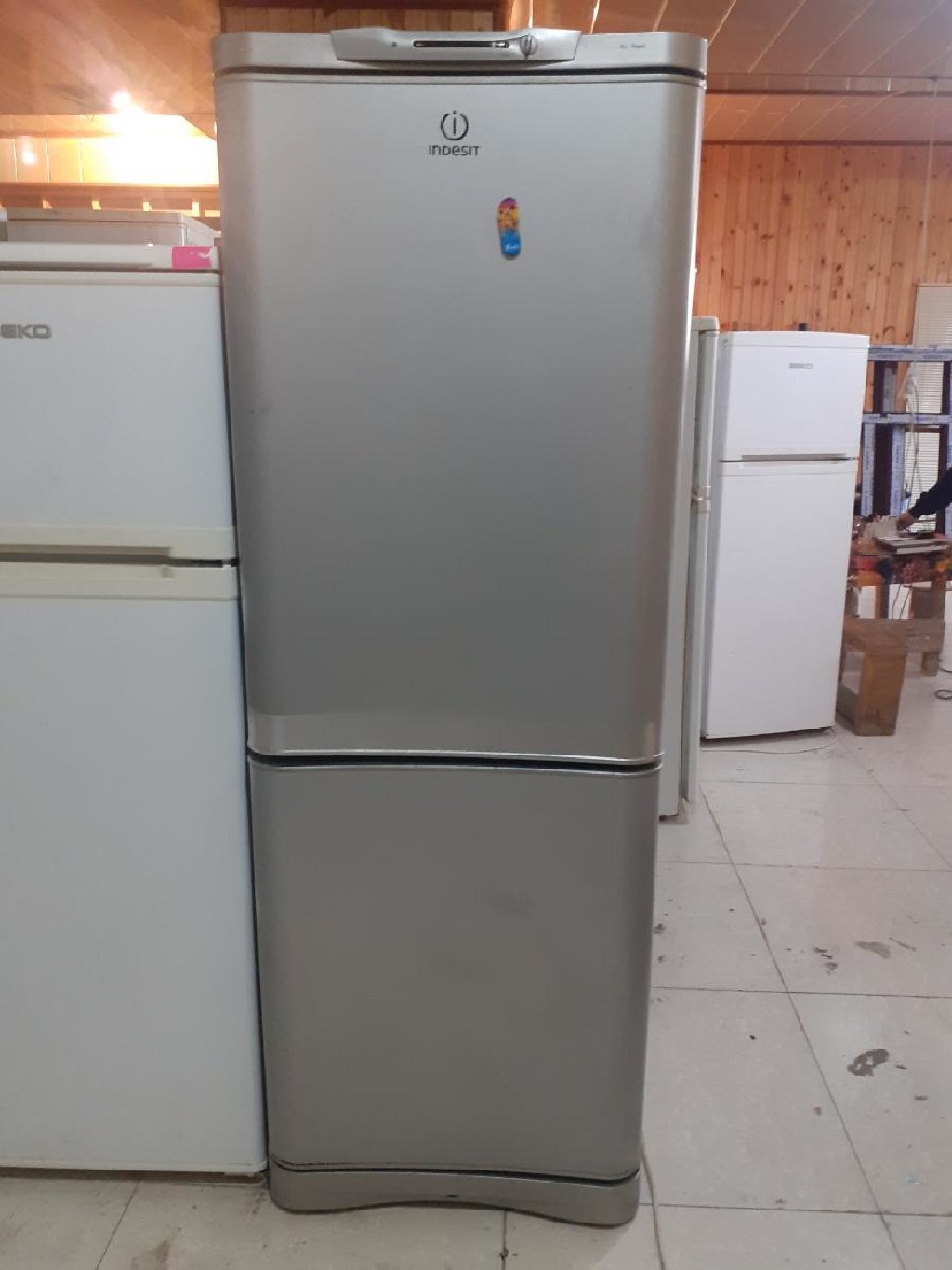 Холодильник индезит двухкамерный модели. Холодильник Индезит серый. Индезит холодильник серый 200. Холодильник Индезит двухкамерный 2м.