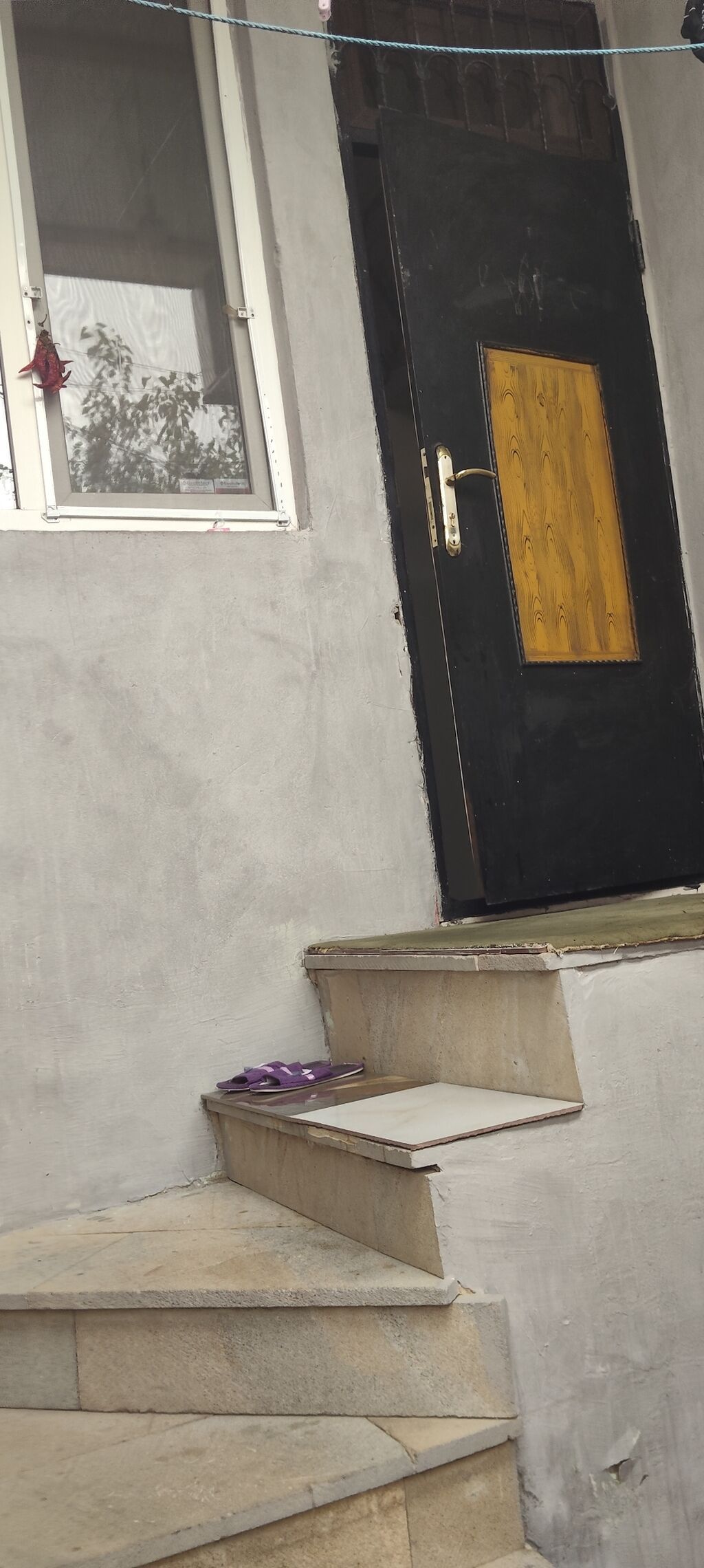 Kirayə: Həyət evi (şəxsi girişli) Təsvir: - İki səviyyəli giriş