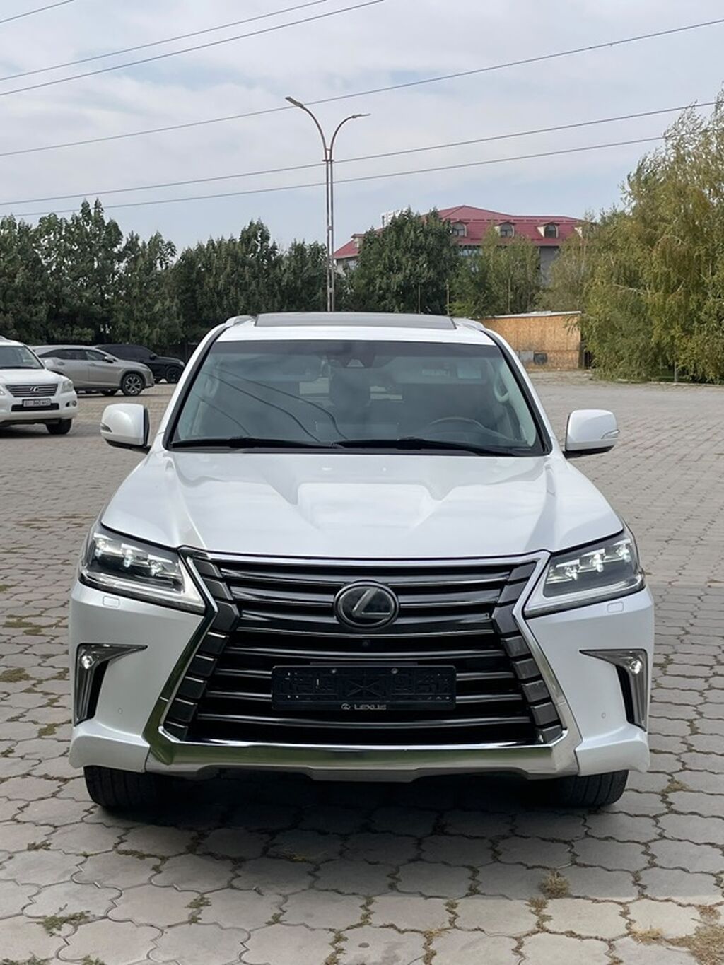 Lexus LX: 2017 г., 5.7 л, Автомат, Бензин, Внедорожник: фото 2
