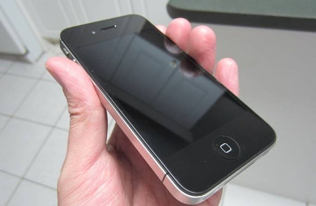 Авито айфоны бу недорого. Iphone 4 черный в руке. Iphone 4 живые фото. Продать телефон. Айфон 4 фото в руке.