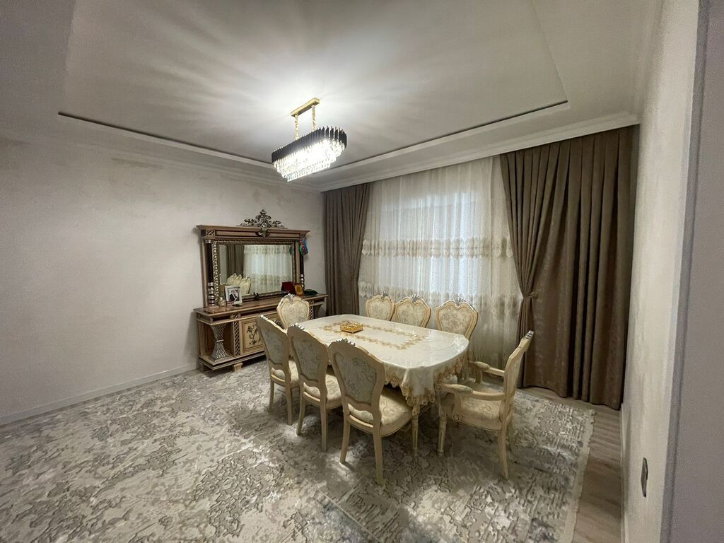 2 mərtəbəli fərdi yaşayış evi. Evin fasadı müasir üslubda işlənib