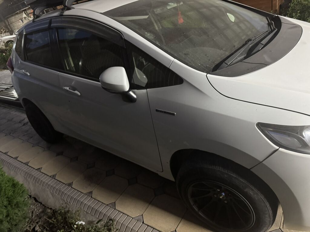 Honda Fit: 2015 г., 1.5 л, Автомат, Гибрид, Хэтчбэк: фото 3