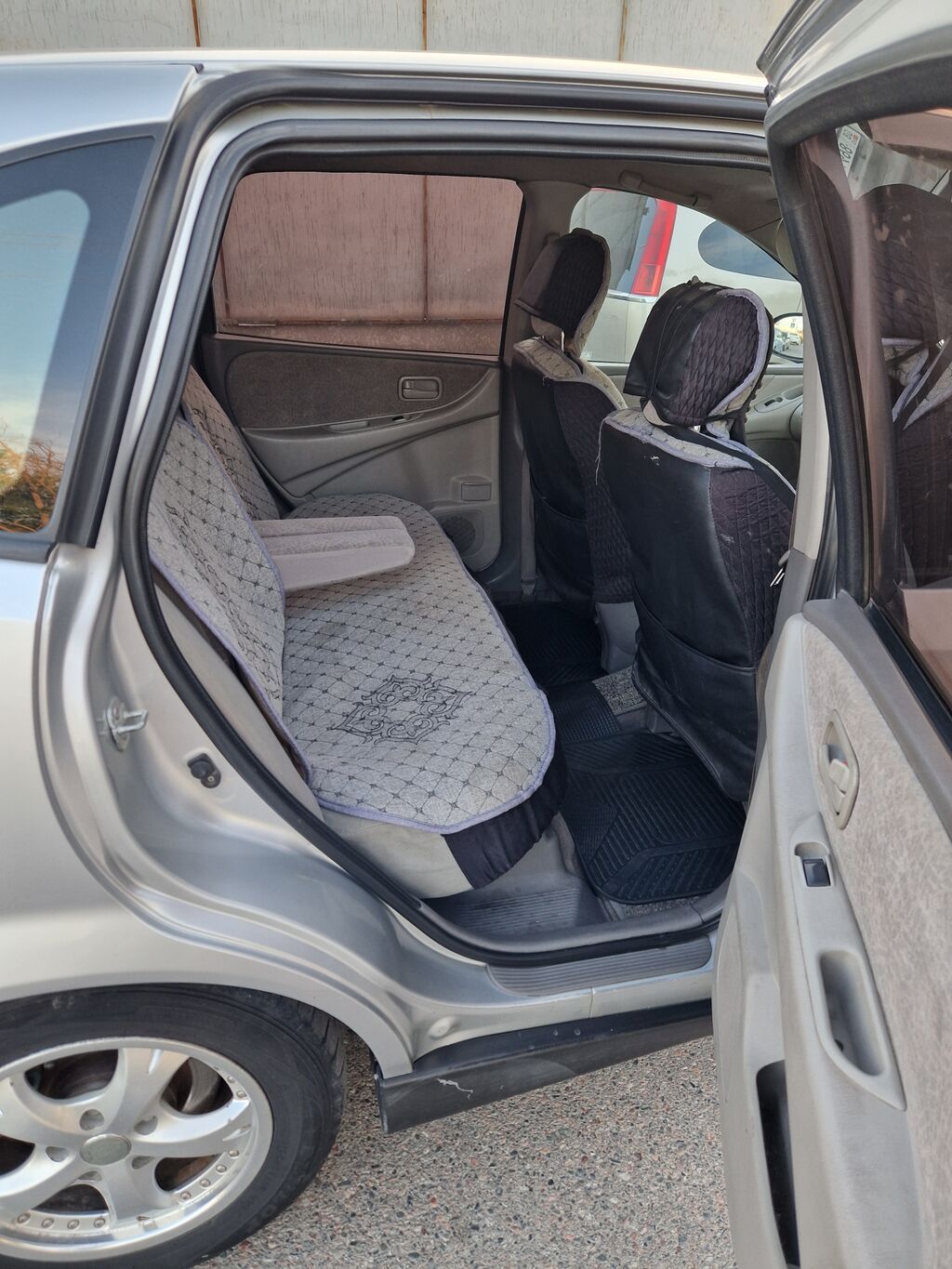 Nissan Tino 2000 г., минивэн: фото 7