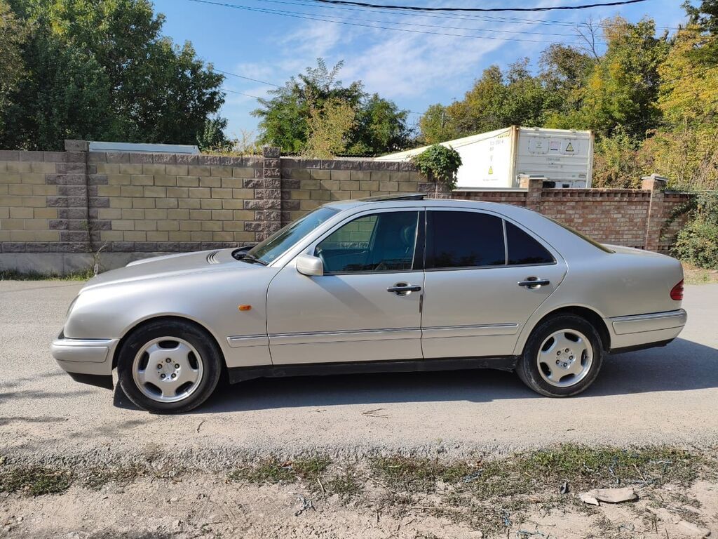 Mercedes-Benz E-Class: 1997 г., 4.2 л, Автомат, Бензин, Седан: фото 1
