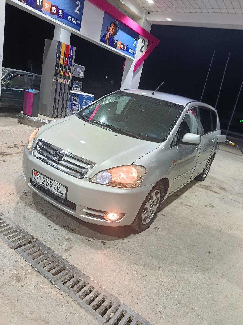 Toyota Ipsum: 2003 г., 2 л, Механика, Бензин, Минивэн: фото 2