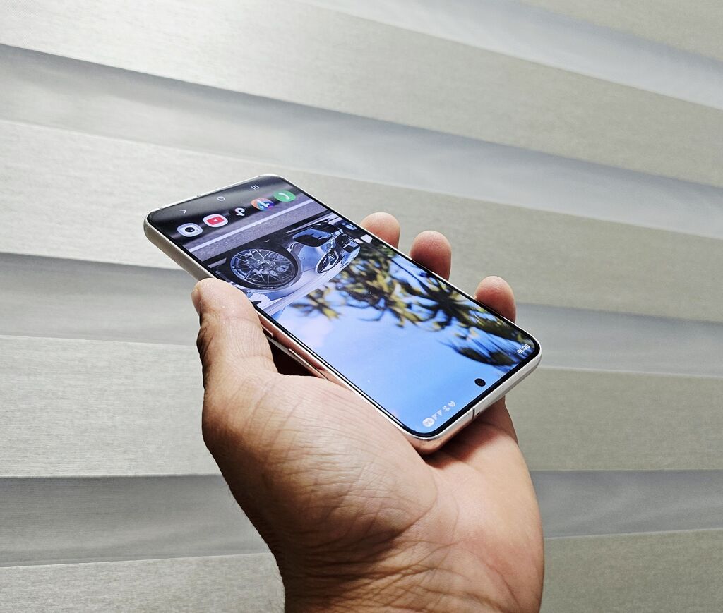 Samsung Galaxy S22, Б/у, 256 ГБ, цвет - Серебристый, 1 SIM, 2 SIM, eSIM — фото 4
