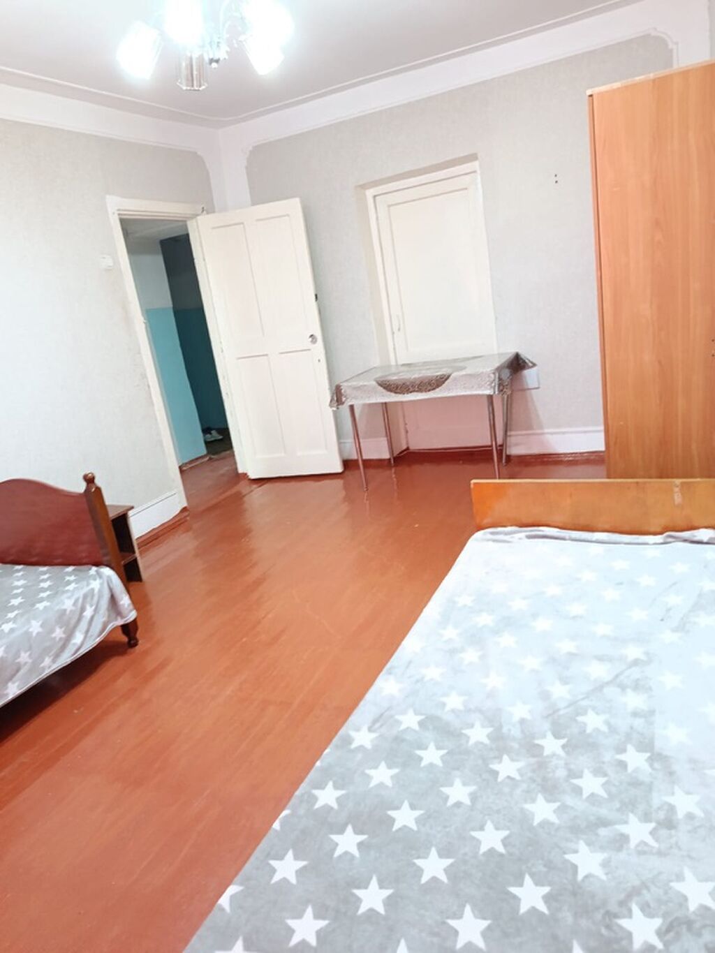 Geniş və işıqlı 3 otaqlı mənzil kirayə üçün təqdim olunur. Mənzil