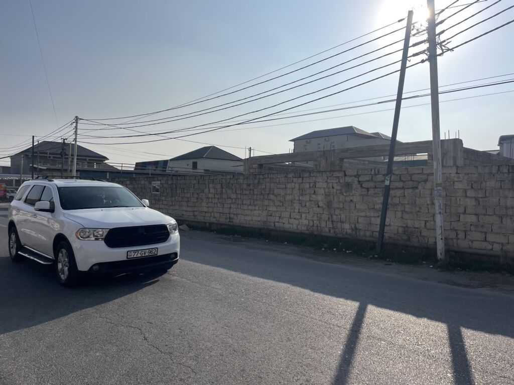 Torpaq Binə Atçılıqda Aeraport yolundan 600 metr içəridə yerləşir