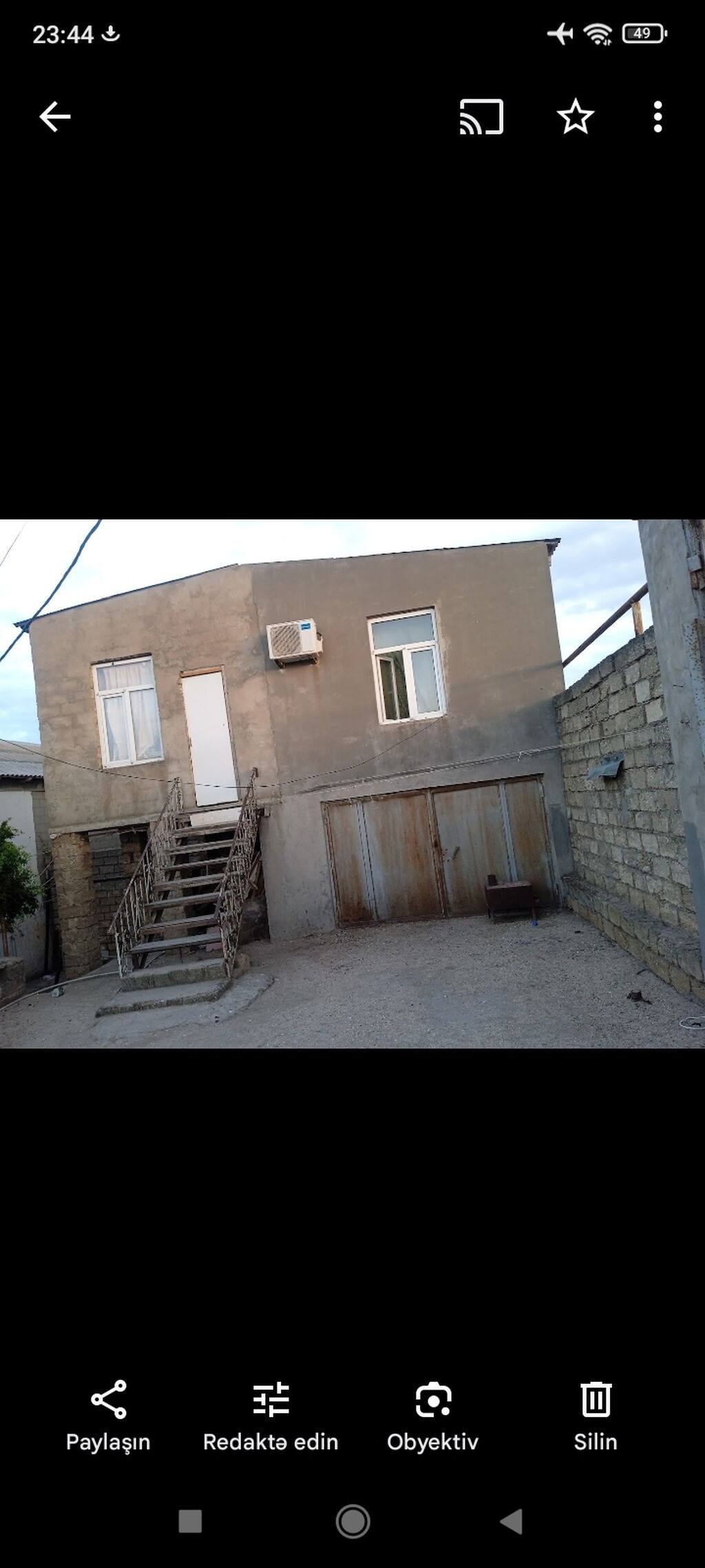 2 mərtəbəli həyət evi - Ümumi plan: daş hasarla əhatəli həyət, geniş