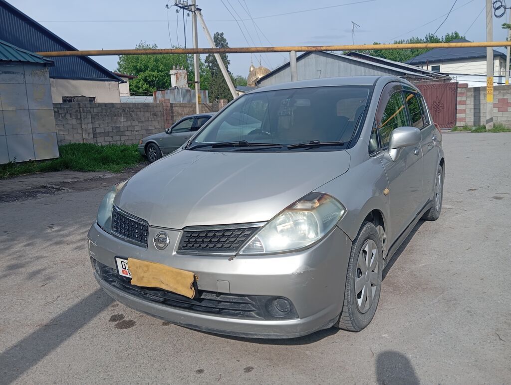 Nissan Tiida: 2004 г., Автомат, Бензин, Хэтчбэк: фото 3