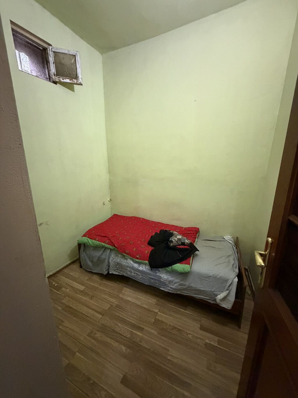 Kirayə ev 2 otaqlı. Komsamol dairəsində yerləşir. Xəritədə göstərilib
