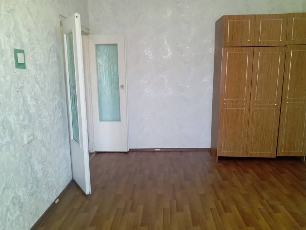 Светлая комната с выходом на застеклённый балкон. Просторное помещение: фото 4