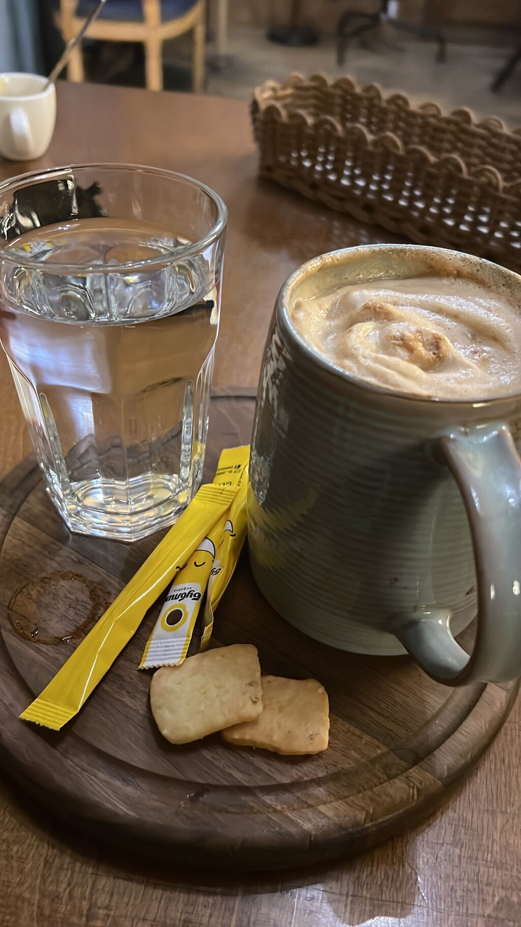 Ищу помещение под ногтевой сервис и: 600 KGS Другая коммерческая ...