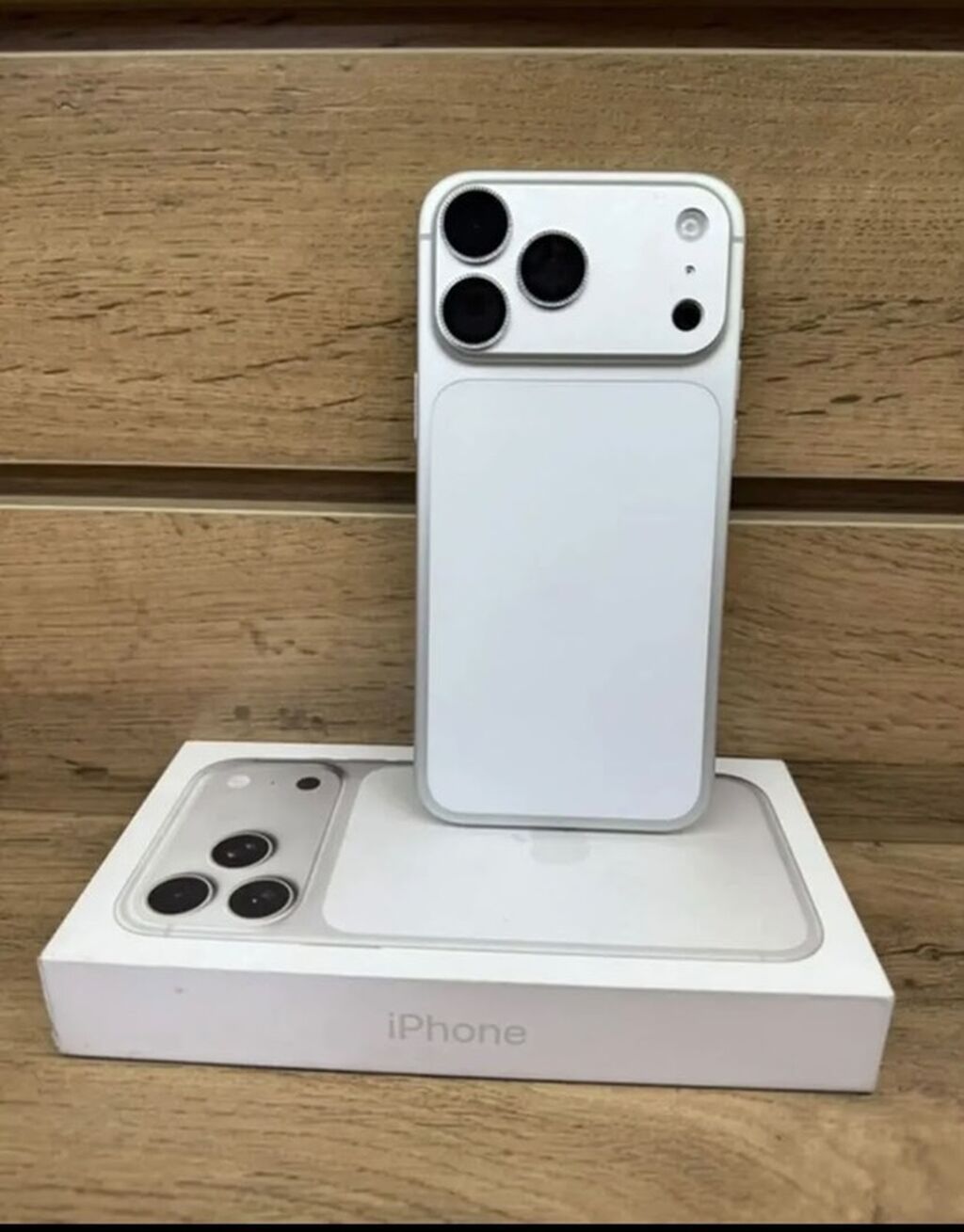 Смартфон iPhone (белый цвет) с коробкой. Основные особенности: -