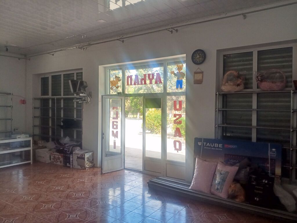 Obyekt satılır.Kiçik sahibkarlıq üçün çox əlverişli yerdədir.Ucar