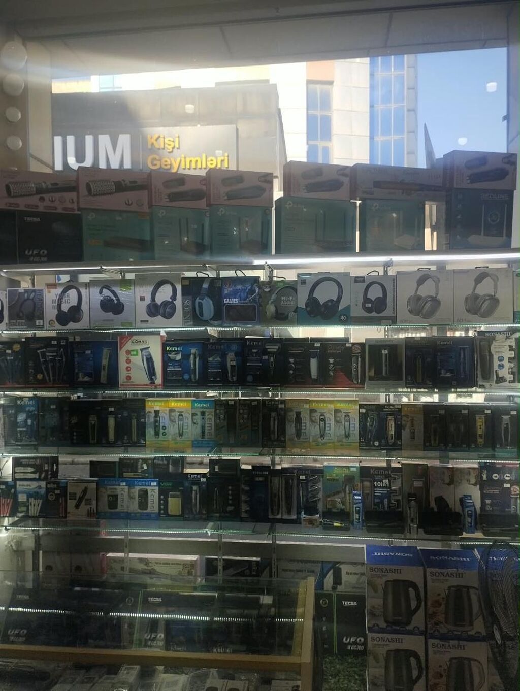 Əhmətli metrosun yaxınlıqı kinoteatır tərəfə Ukranski kruqa yaxın