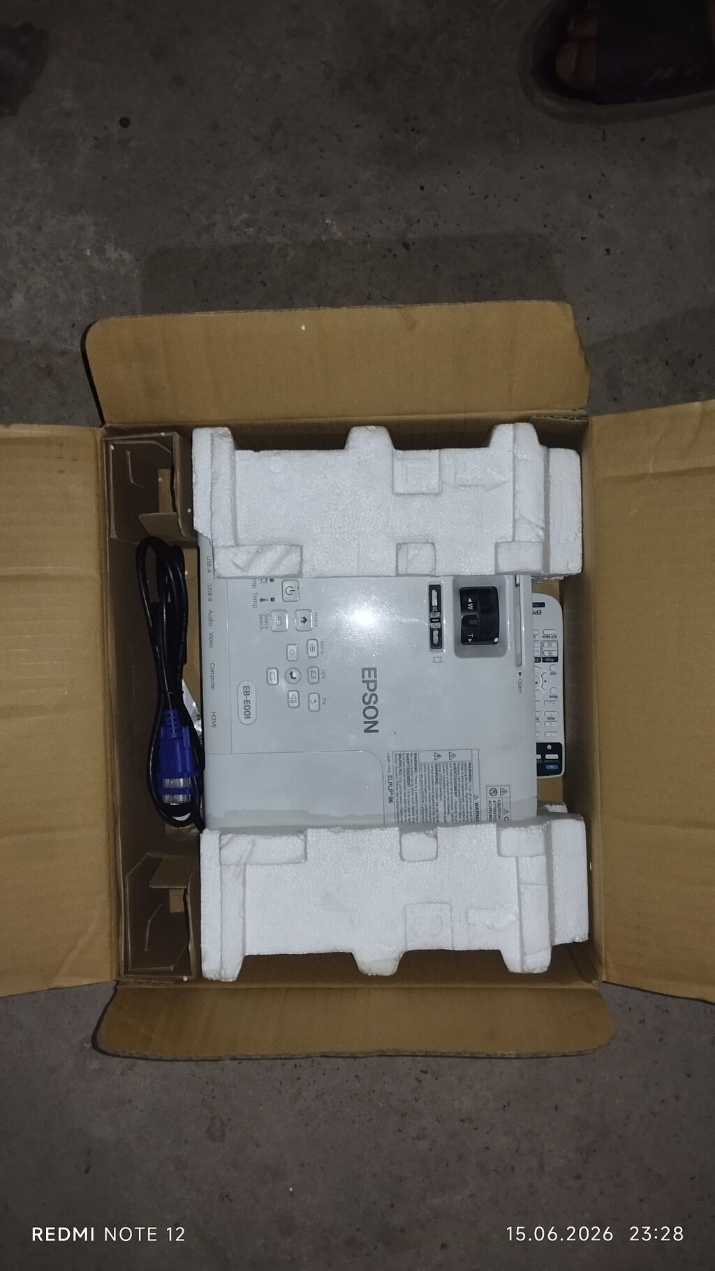 Проектор Epson EB-E001 с экраном 8х4: фото 2