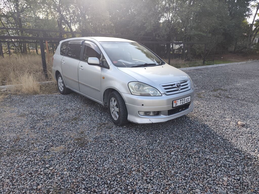 Toyota Ipsum: 2002 г., 2.4 л, Автомат, Бензин, Минивэн: фото 1
