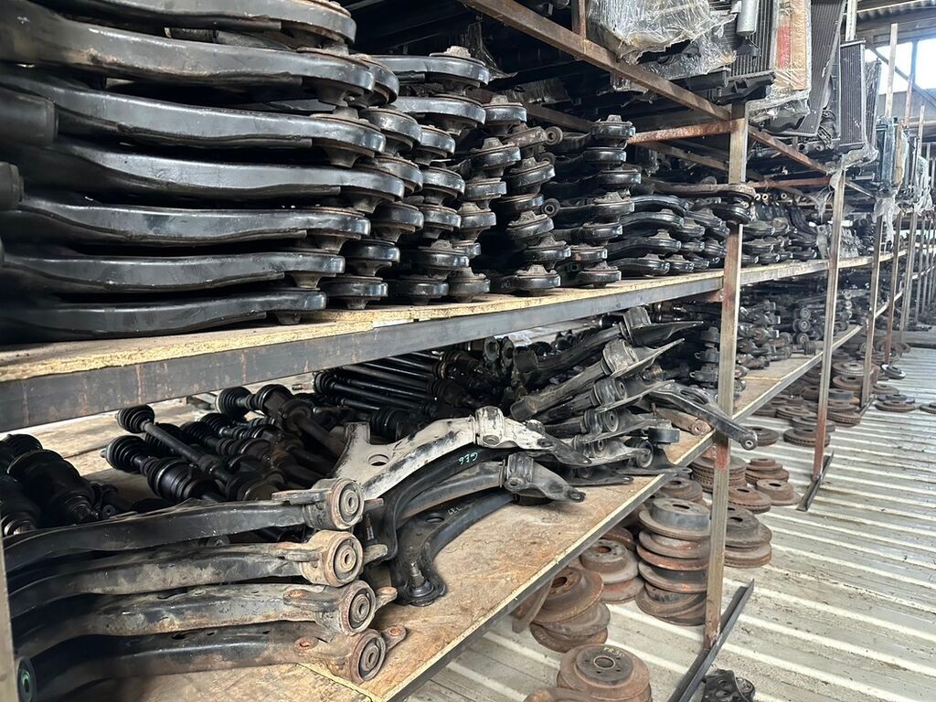 Большой выбор б/у автозапчастей, включающий ступицы, подшипники: фото 7
