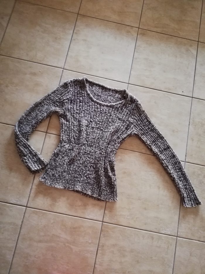 Košulje i bluze: Bluza
Vel. S. Saljem post expresom na lalafo.rs Bluza
Vel. S. Saljem post expresom - Jagodina