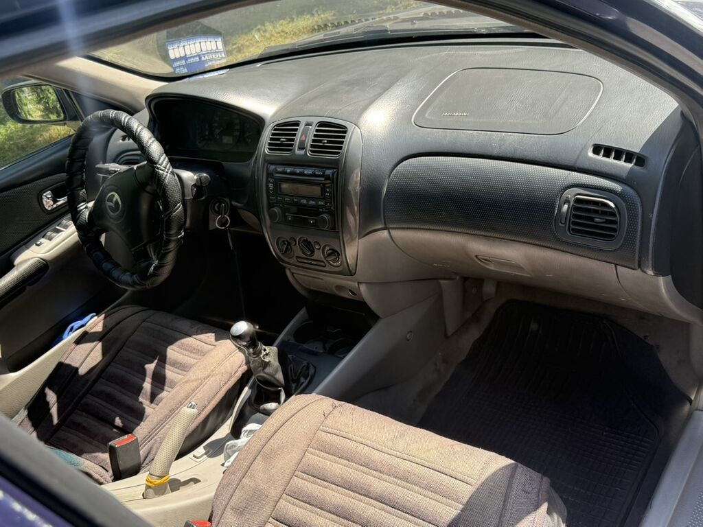 Mazda 323: 2002 г., 1.6 л, Механика, Бензин, Хэтчбэк: фото 6
