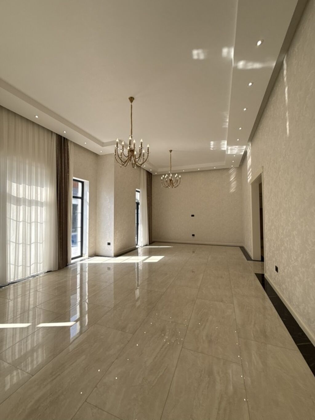 5 otaqlı, 216 kv. m, Yeni təmirli