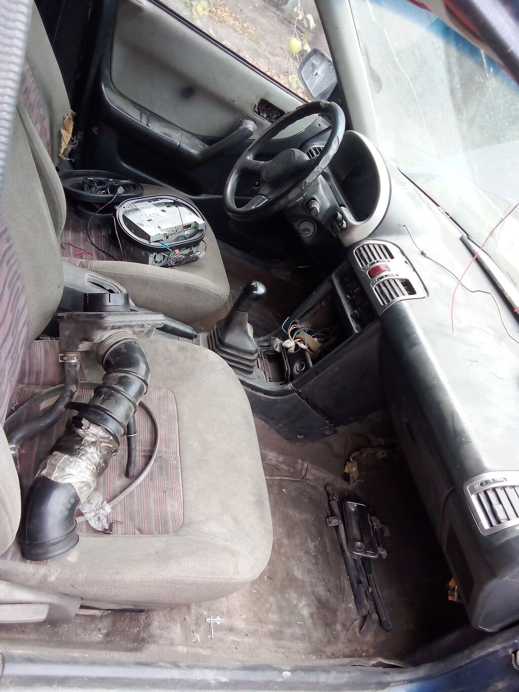 Mazda 323F, хэтчбек 5 дв., темно‑синий цвет, на разбор. - Кузов: 323F: фото 1