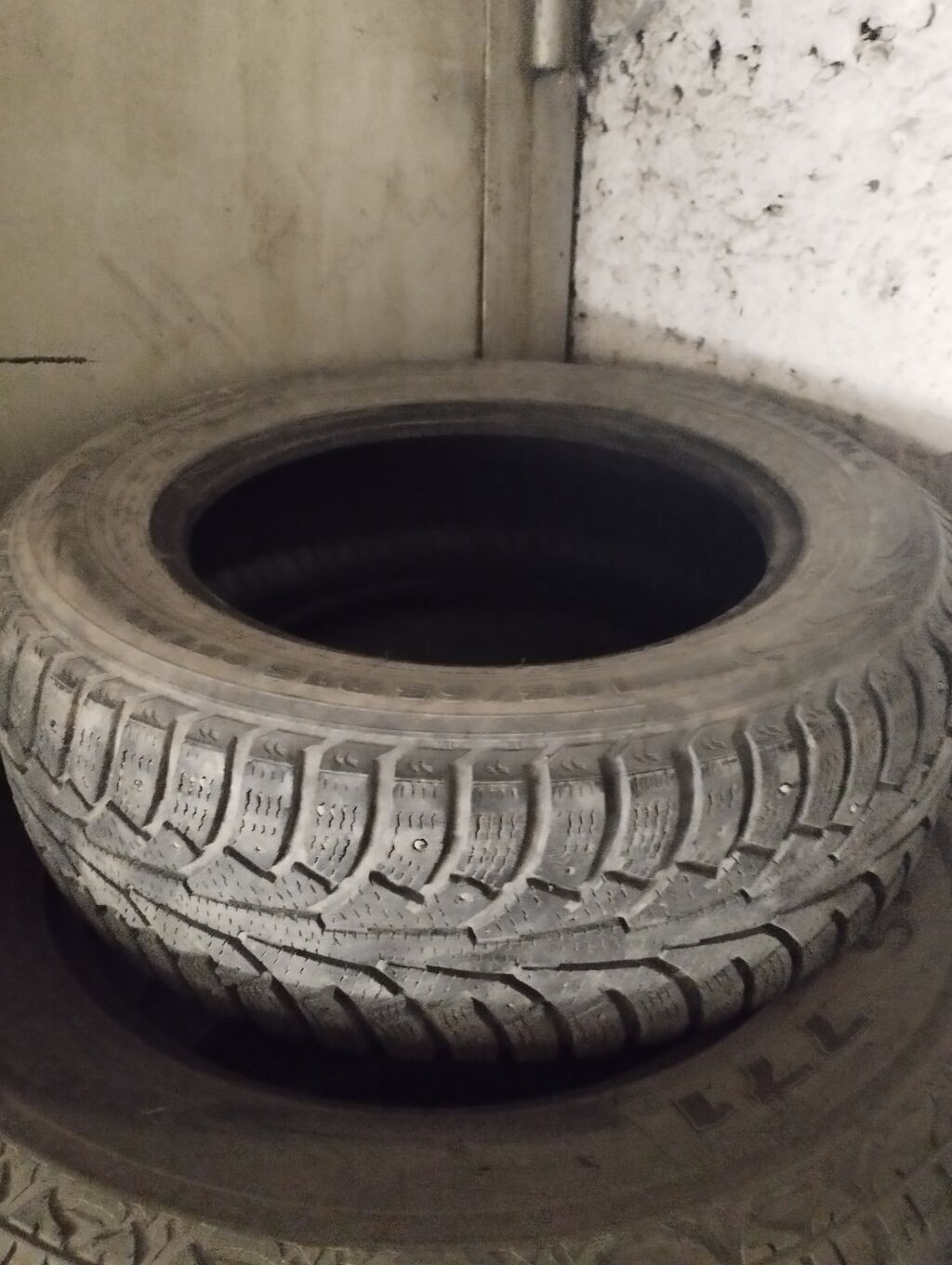 Разные по штучно 205/60R16 одна штука (1шт) 225/55R16 одна штука: фото 1