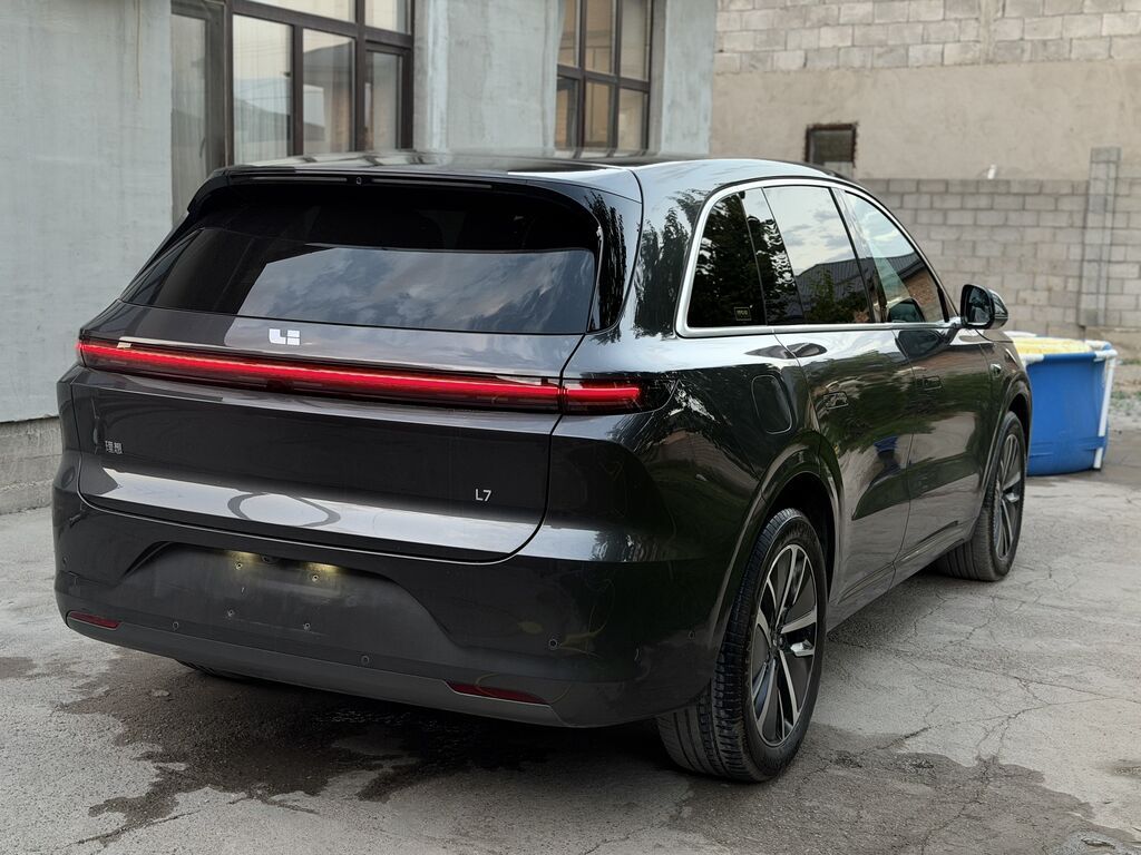 Lixiang L6: 2024 г., 1.5 л, Автомат, Электромобиль, Кроссовер: фото 6