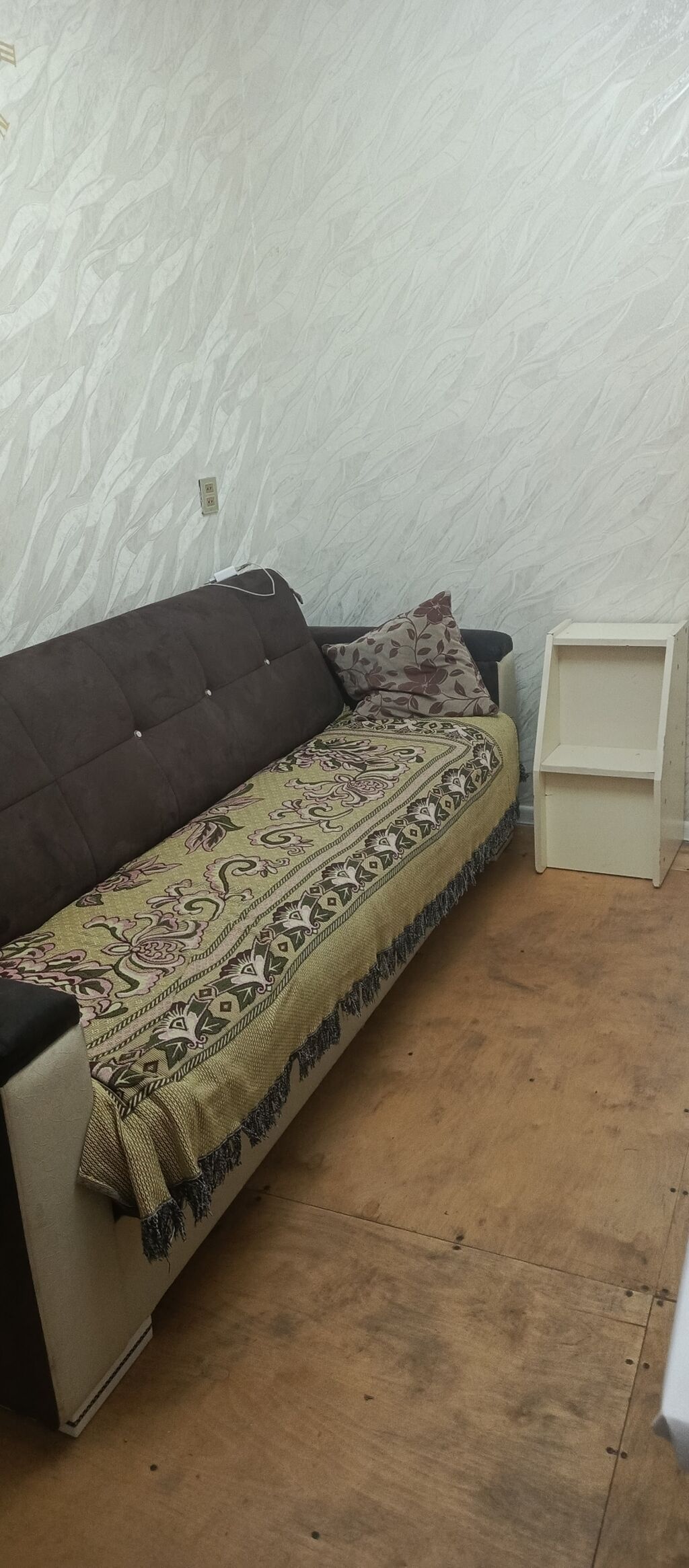 Tələbə qizlara əşyalı kirayə verilir univermaga yaxın məsafədə bina