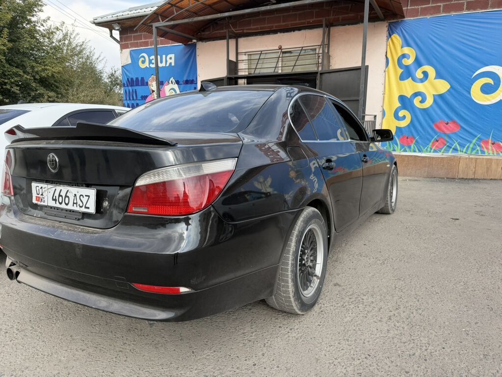 Черный седан бизнес‑класса, внешне стилизованный под BMW 5‑й серии: фото 2