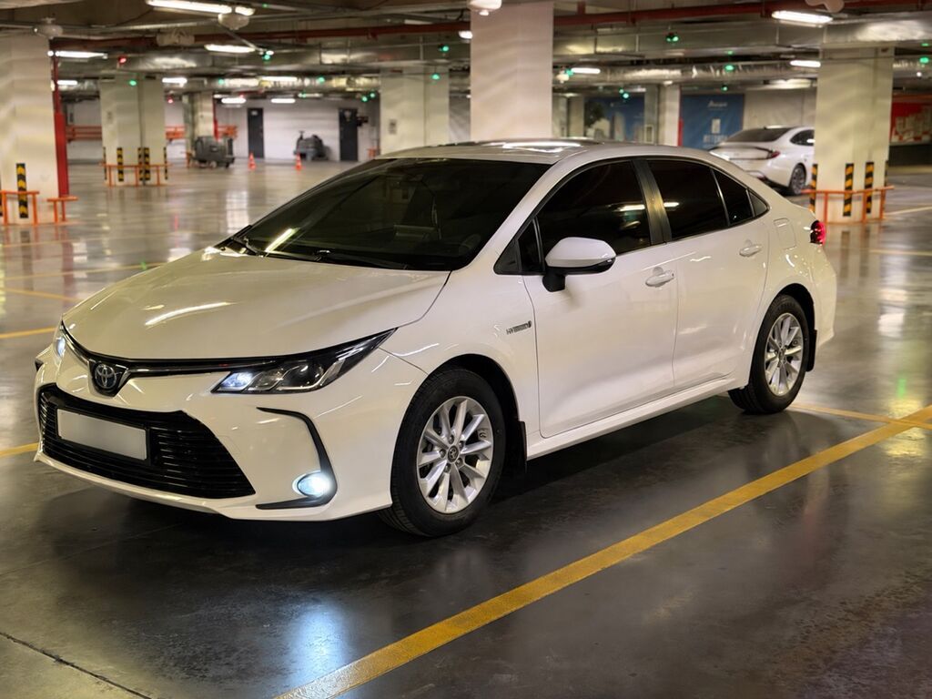 Toyota Corolla: 2020 г., 1.8 л, Вариатор, Гибрид, Седан: фото 2