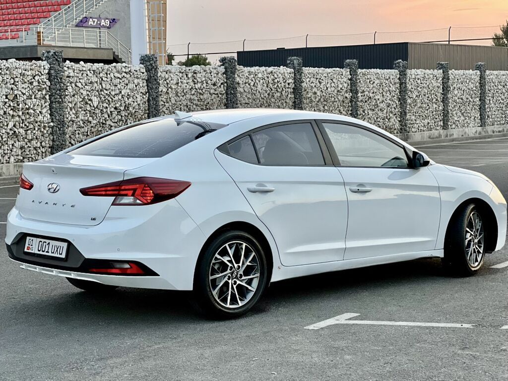 Hyundai Avante: 2018 г., 1.6 л, Автомат, Бензин, Седан: фото 3