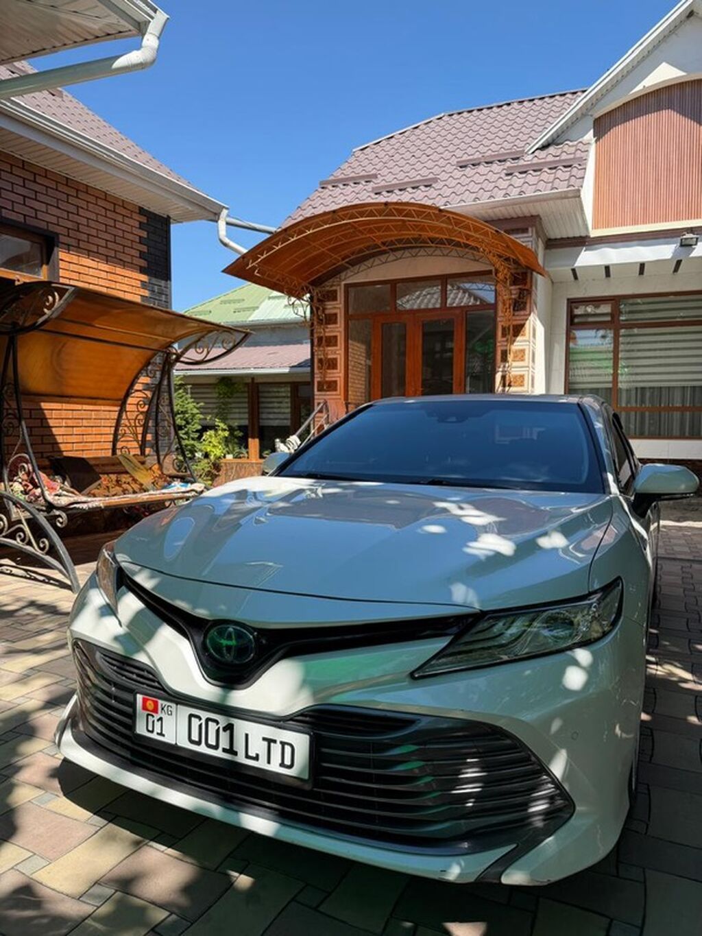 Toyota Camry: 2018 г., 2.5 л, Вариатор, Гибрид, Седан: фото 3