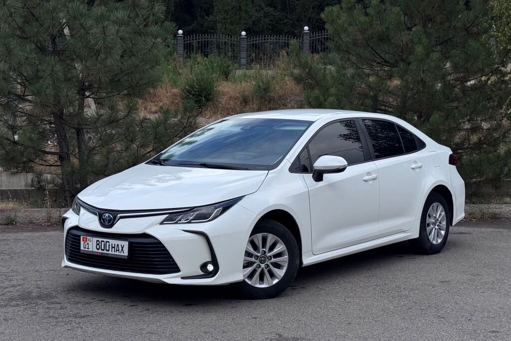 Toyota Corolla: 2021 г., 1.8 л, Вариатор, Гибрид, Седан: фото 2