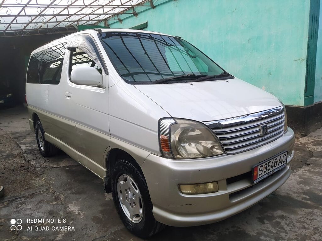 Toyota Regius 2000 г., 2.7 л, автомат, газ: фото 1