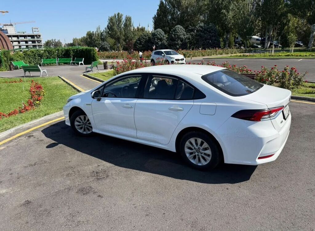 Toyota Corolla: 2019 г., 1.8 л, Гибрид, Седан: фото 4