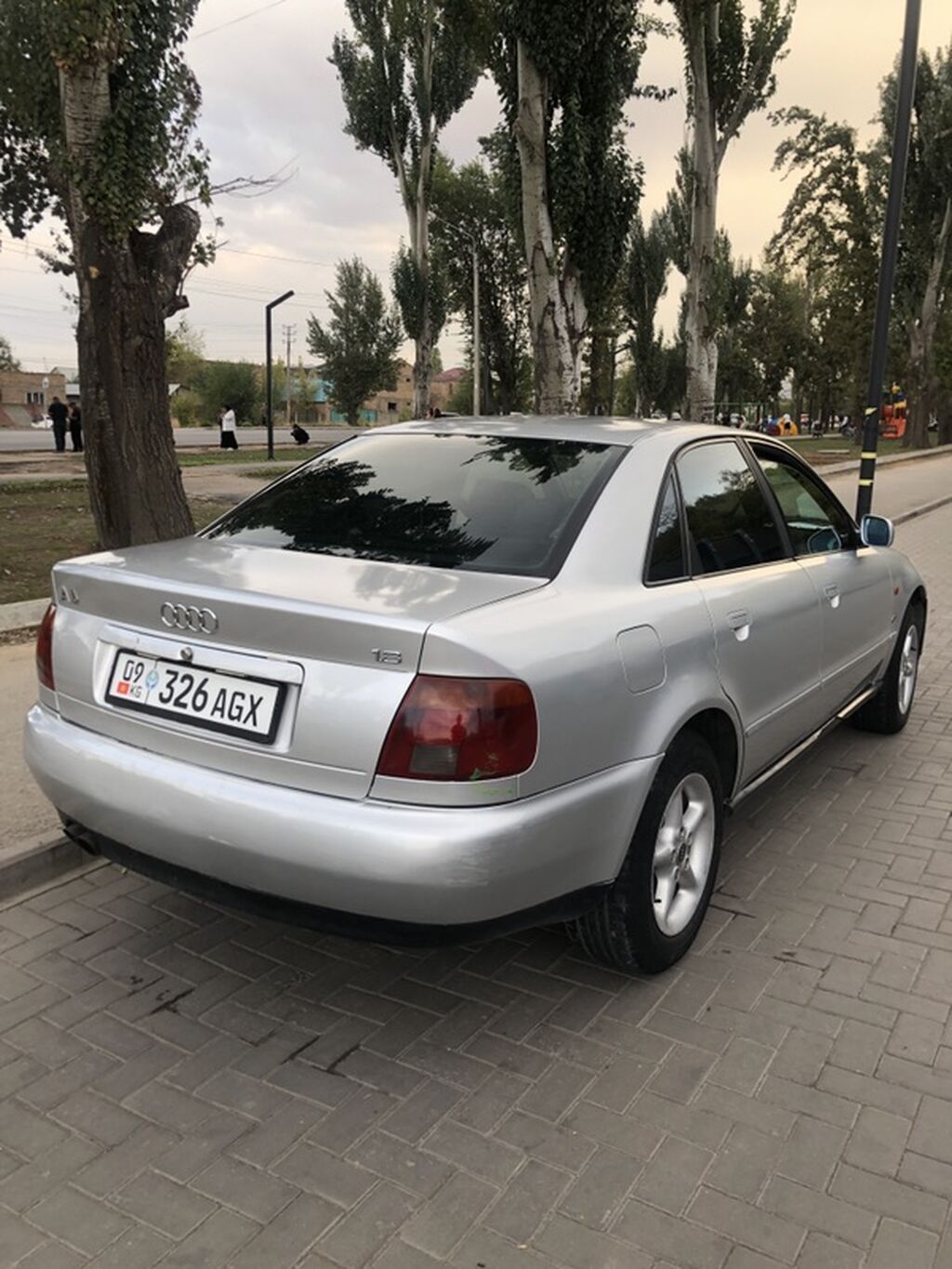 Audi A4: 1995 г., 1.8 л, Механика, Бензин, Седан: фото 4