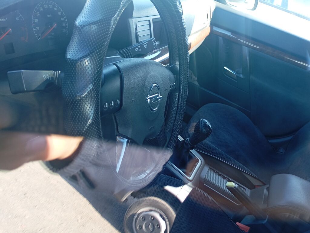 Opel Vectra: 2002 г., 2.2 л, Механика, Бензин, Седан: фото 1