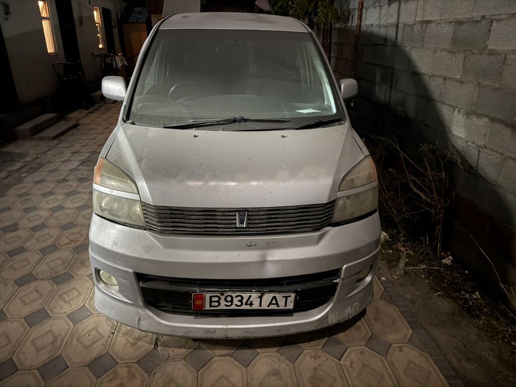 Toyota Voxy: 2002 г., 2 л, Автомат, Бензин, Минивэн: фото 1