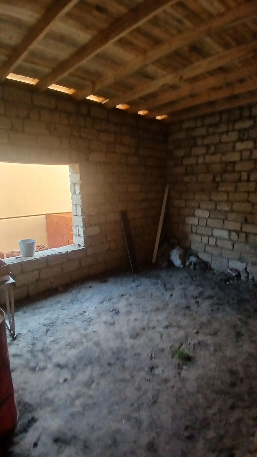 Satışa yarımçıq tikili ev təqdim olunur. Şəkillərdən göründüyü kimi