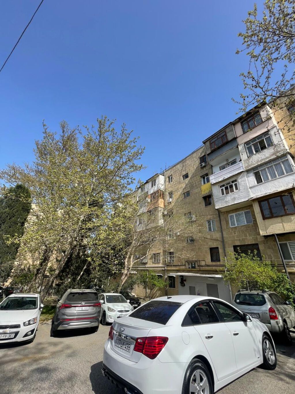 Bakı, 3 otaqlı, Köhnə tikili, m. Elmlər Akademiyası, 100 kv. m