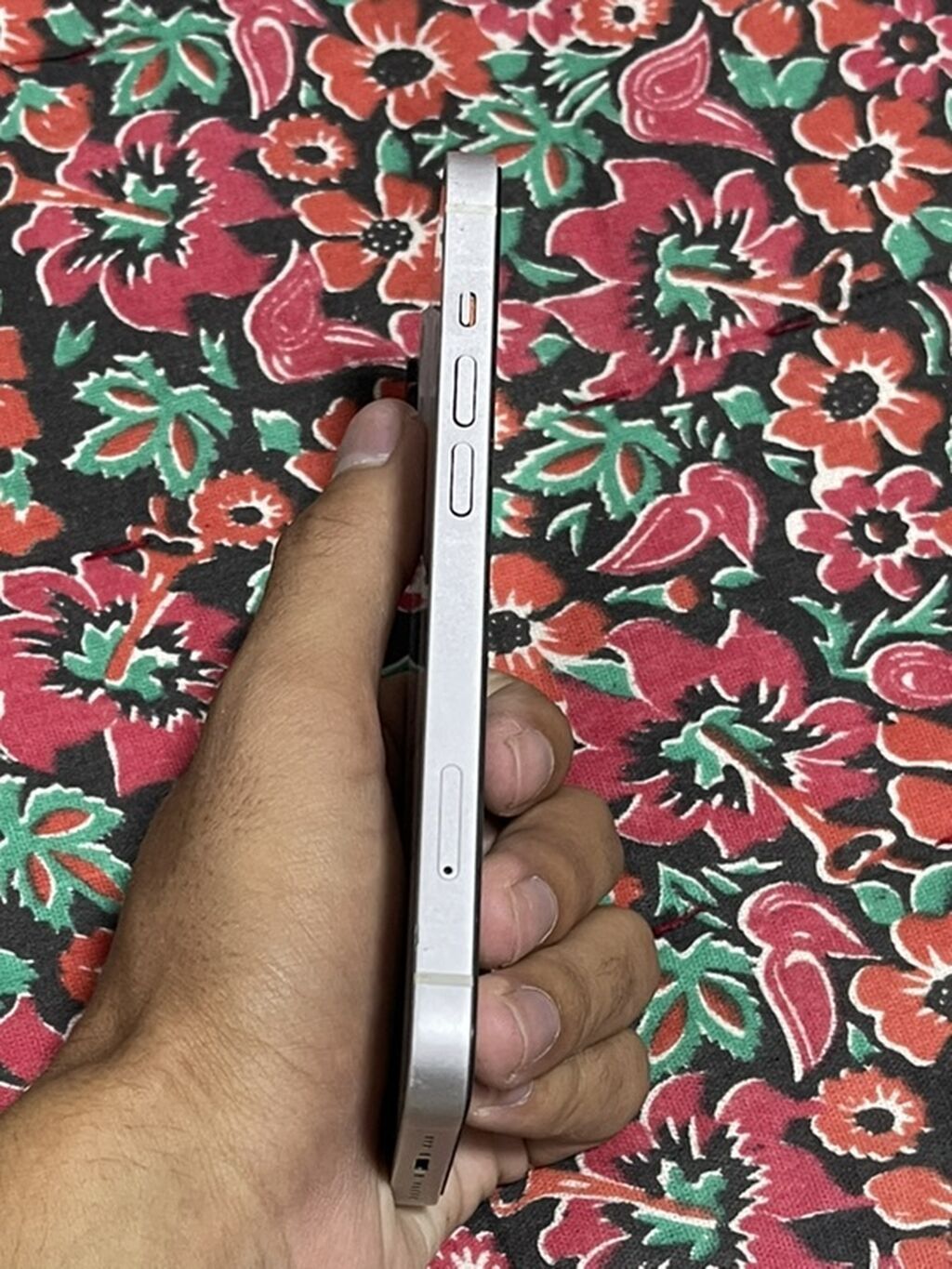 IPhone 13, белый цвет, две камеры. На экране видно: - Версия iOS: 16.5: фото 7