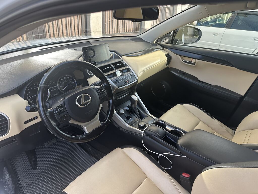 Lexus NX: 2016 г., 2 л, Автомат, Бензин, Кроссовер: фото 6