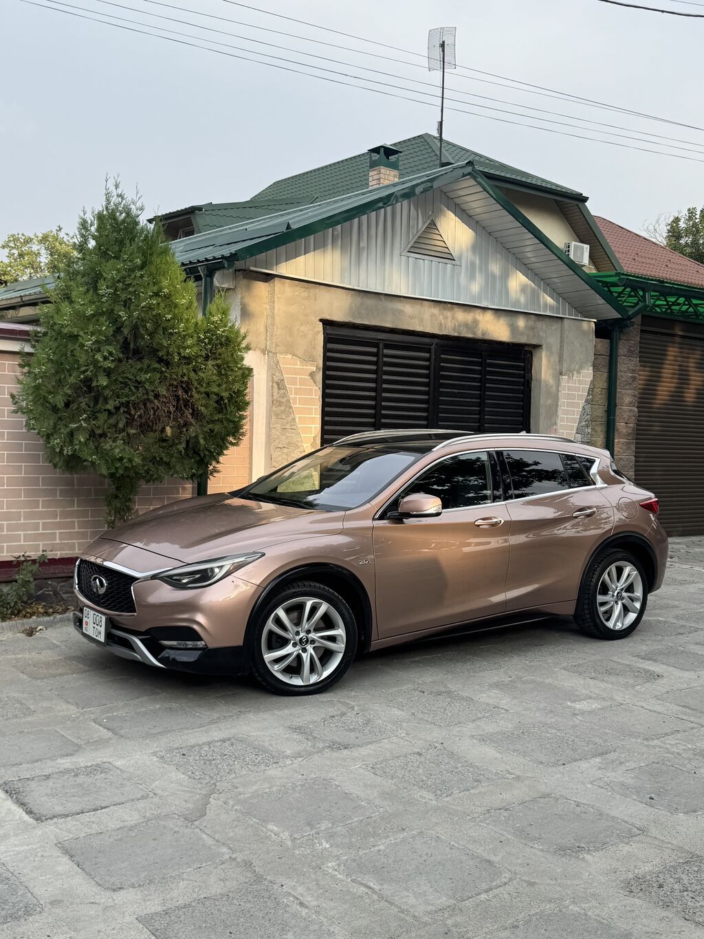 Infiniti : 2018 г., 2 л, Робот, Бензин, Кроссовер: фото 2