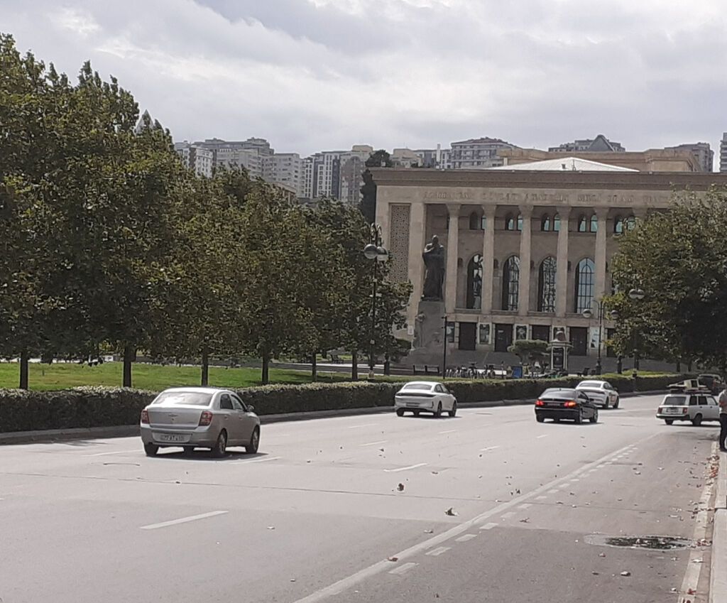 Maklerlər narahatcilig yaradmasın Az.Dramma. Beşmərtəbənın özündə