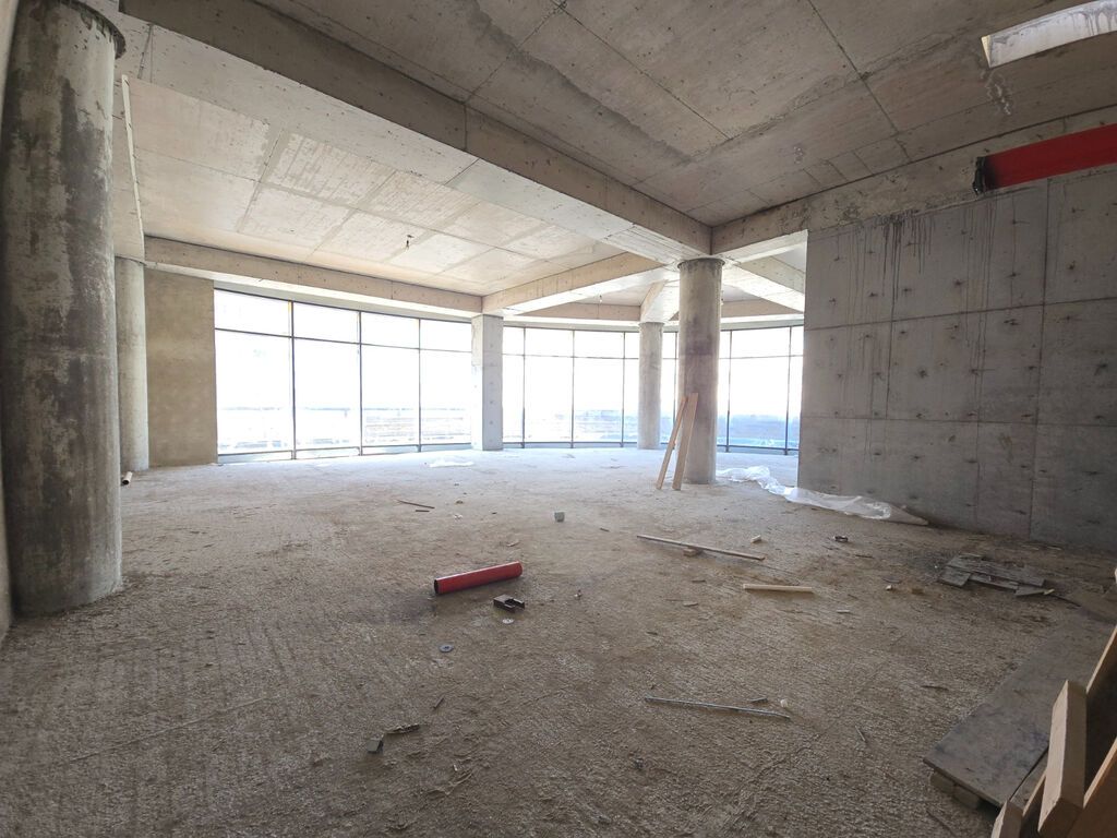 Ağ şəhərin mərkəzində premium kompleksin birinci xəttində, əsas yola