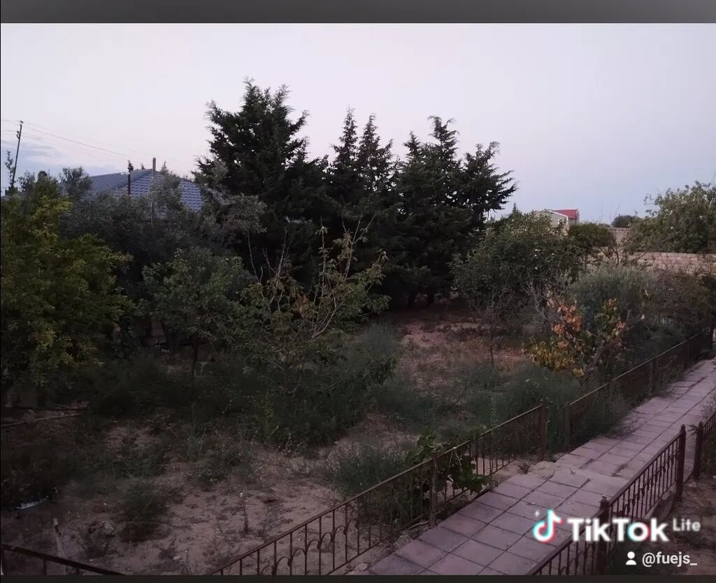 Satılır: həyət evi və torpaq sahəsi - Geniş zal: böyük pəncərələr
