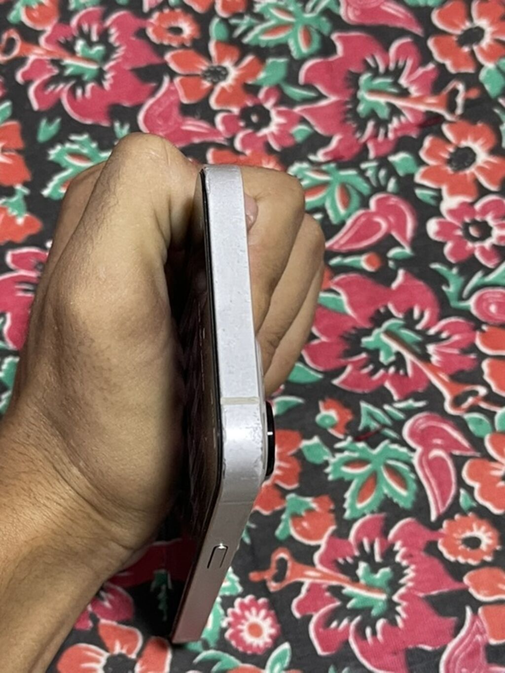IPhone 13, белый цвет, две камеры. На экране видно: - Версия iOS: 16.5: фото 5