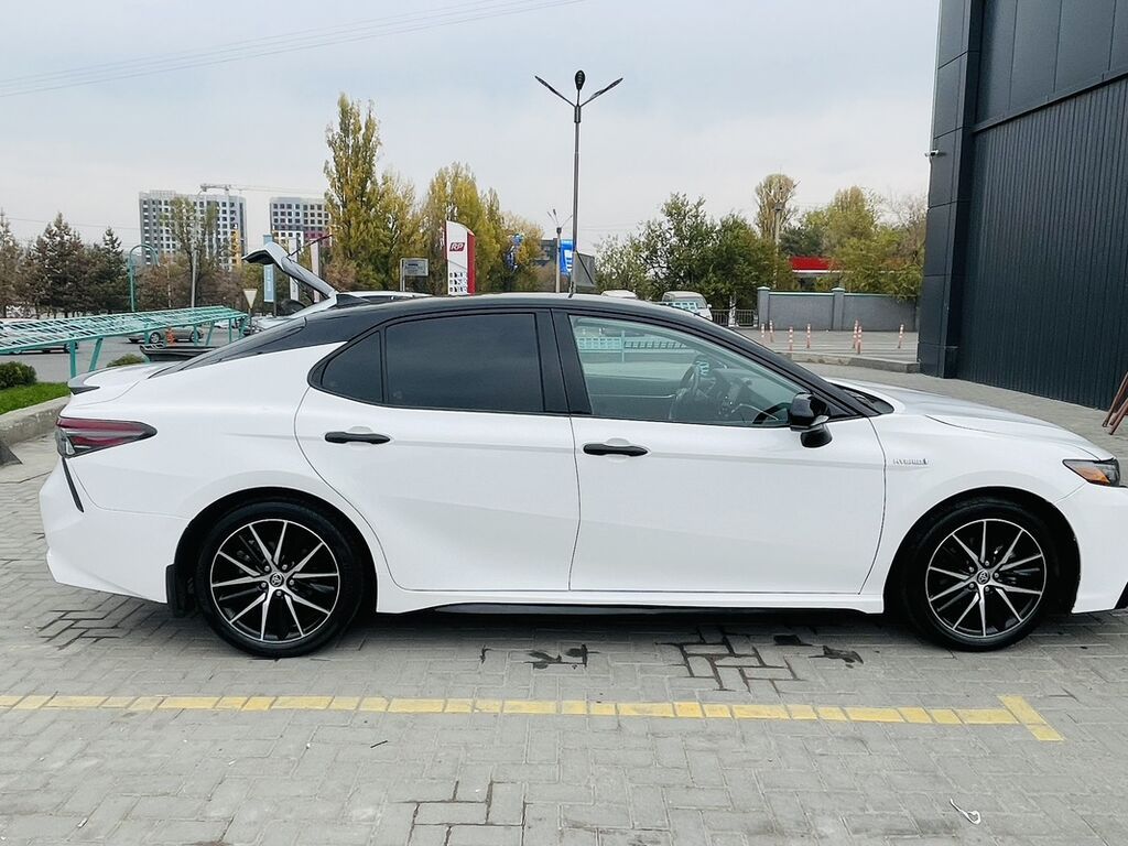 Toyota Camry: 2021 г., 2.5 л, Автомат, Гибрид, Седан: фото 6